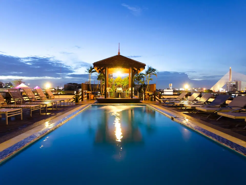 Rooftop swimming pool at Khaosan Palace Hotel